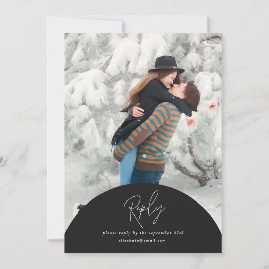 Moderne Hochzeit mit elegantem Drehbuch in Schwarz Einladung (Rückseite)