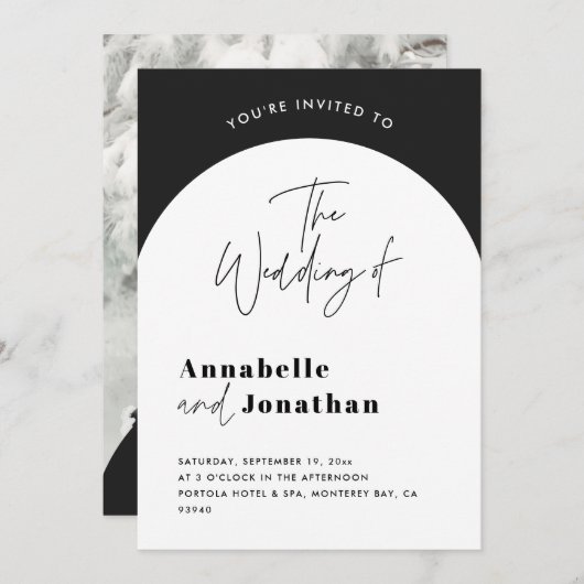 Moderne Hochzeit mit elegantem Drehbuch in Schwarz Einladung (Vorne/Hinten)