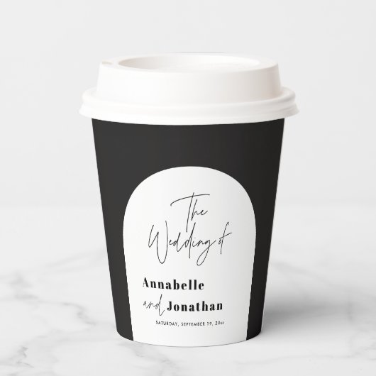 Moderne Hochzeit mit elegantem Drehbuch in Schwarz Pappbecher (Rückseite)