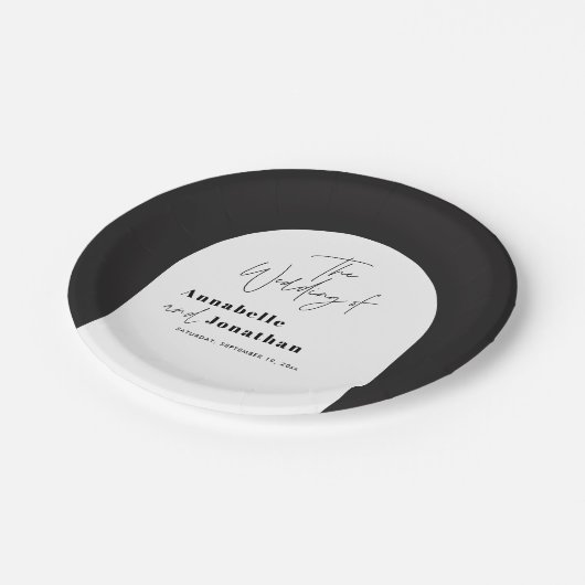 Moderne Hochzeit mit elegantem Drehbuch in Schwarz Pappteller (Schrägansicht)