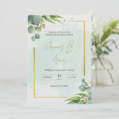 Moderne Hochzeit mit floralen Grün und Gold Einladung (Stehend Vorderseite)
