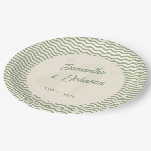 Moderne Hochzeit mit Salbeigrün und Wellenstreifen Pappteller (Schrägansicht)