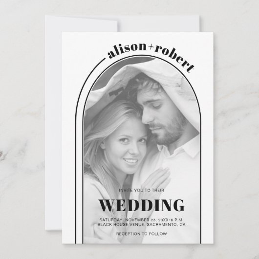 Moderne Hochzeit mit Schwarz-weißem Bogen und Foto Einladung (Vorderseite)