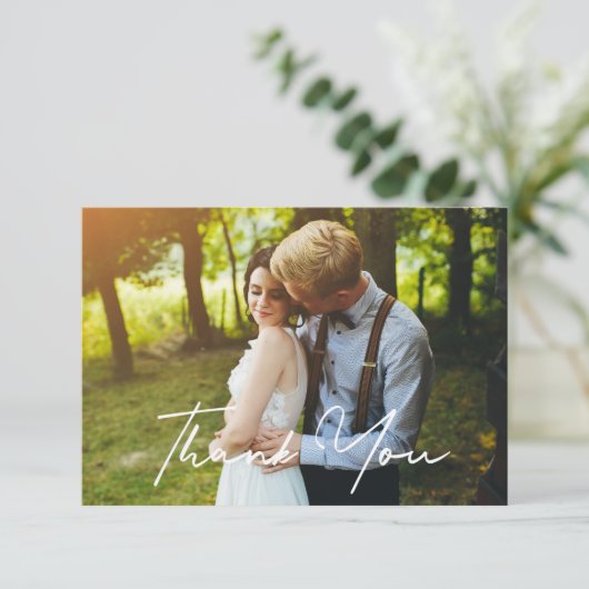 Moderne Hochzeit mit weißer Schrift 2 Fotos Dankeskarte (Stehend Vorderseite)