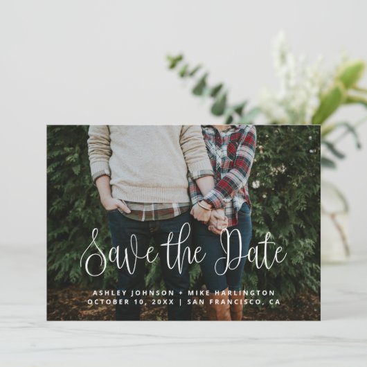 Moderne Hochzeit mit weißer Schrift Save The Date (Stehend Vorderseite)