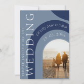 Moderne Hochzeit von Navy und Dusty Blue Arch Foto Einladung (Vorderseite)