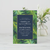 Moderne Hochzeiten von Navy & Green Tropical Blätt Einladung (Stehend Vorderseite)