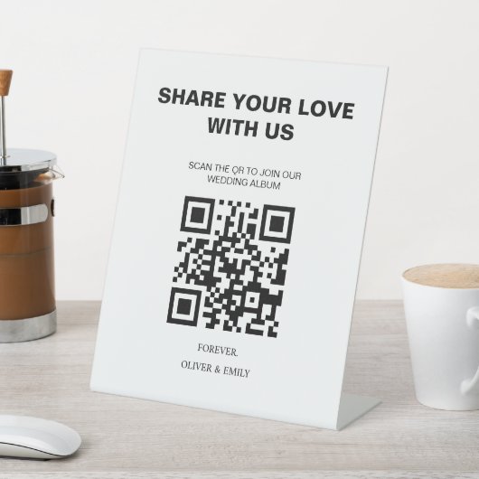 Moderne Hochzeitseinladungen mit QR-Code Sockelschild (In SItu)