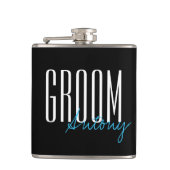 Moderne Hochzeitsfeier "Groom" für Typografie Flachmann (Vorderseite)