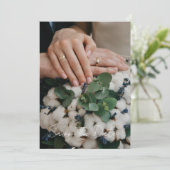 Moderne Hochzeitsfoto-Save-the-Date-Karte im Skrip Save The Date (Stehend Vorderseite)