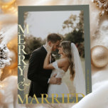Moderne Hochzeitsfotos im Stil von Gold und Salbei Folien Feiertagskarte<br><div class="desc">Feiern Sie Ihre erste Ferienzeit als frisch Vermählte stilvoll mit dieser modernen "Merry & Married"-Weihnachtskarte. Mit einer auffälligen,  modernen "Merry & Married"-Schrift in schimmernder Pseudo-Goldfolie,  schlanker Typografie und Platz für zwei Ihrer Lieblings-Hochzeits- oder Verlobungsfotos ist dieses Design die perfekte Mischung aus elegant und zeitgemäß.</div>
