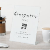 Moderne Hochzeitskalligrafie-Honeymoon-Fonds QR-Co Sockelschild (In SItu)