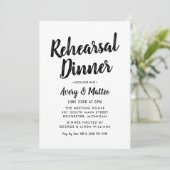 Moderne Hochzeitsprobe mit Brush Script Dinner-Ein Einladung (Stehend Vorderseite)