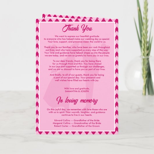 Moderne Hochzeitsprogrammkarte in Rosa mit Chevron Programm (Rückseite)