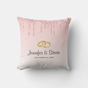Moderne Hochzeitsringe und rosafarbener Glitzer Kissen