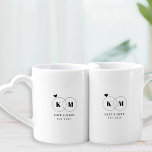 Moderne Hochzeitsrings-Paare-Ursprünge Liebestassen<br><div class="desc">Maßgeschneidertes,  frisch verheiratetes Set mit Tasse und modernem minimalistischem Design mit Hochzeitsringen und Paarinitialen.</div>