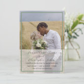 Moderne Hochzeitssage mit grünem Foto und Kalligra Einladung (Stehend Vorderseite)