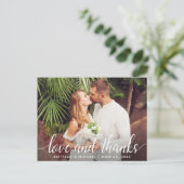 Moderne Hochzeitsskript-Liebe und Dank Foto Postkarte (Stehend Vorderseite)