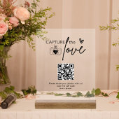 Moderne Hochzeitsskripte erfassen den QR-Code der  Acrylschild