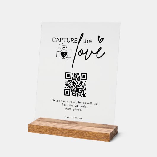 Moderne Hochzeitsskripte erfassen den QR-Code der  Acrylschild (Winkel)