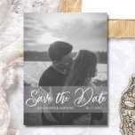 Moderne Hochzeitsstiftung SAVE THE DATE | FOTO Postkarte<br><div class="desc">Elegante und moderne SAVE THE DATE Postkarten, um Ihre Gäste zu schicken. Weiße Skriptkalligraphie mit Foto / Bild / Bild. Transparentes Banner. Ideal für Fotos mit schwarzer und weißer Verlobung. Personalisierte Online-Vorlagen für einfache Bearbeitung. Fügen Sie Ihren Text vor und zurück der Karte hinzu. Kontaktieren Sie den Designer für spezielle...</div>