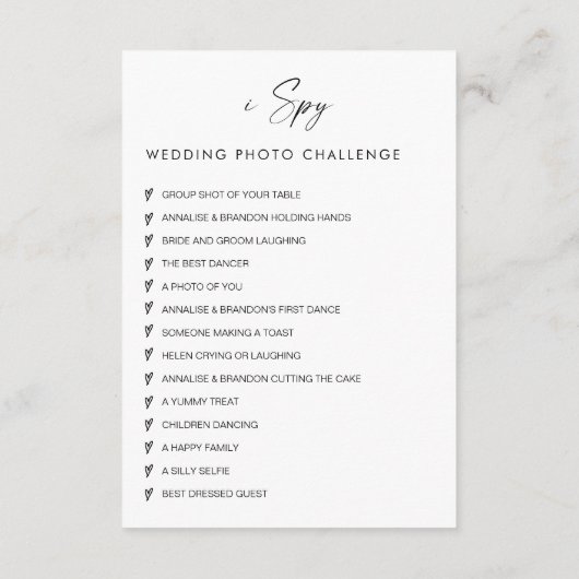 Moderne Hochzeitsstipps erfassen den QR-Code der L Begleitkarte (Rückseite)