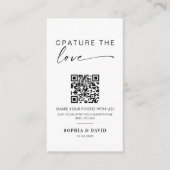 Moderne Hochzeitsstipps erfassen den QR-Code der L Begleitkarte (Vorderseite)