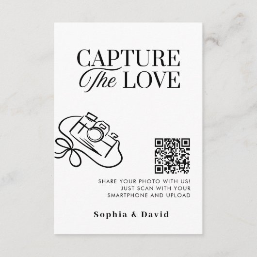 Moderne Hochzeitsstipps erfassen den QR-Code der L Begleitkarte (Vorderseite)