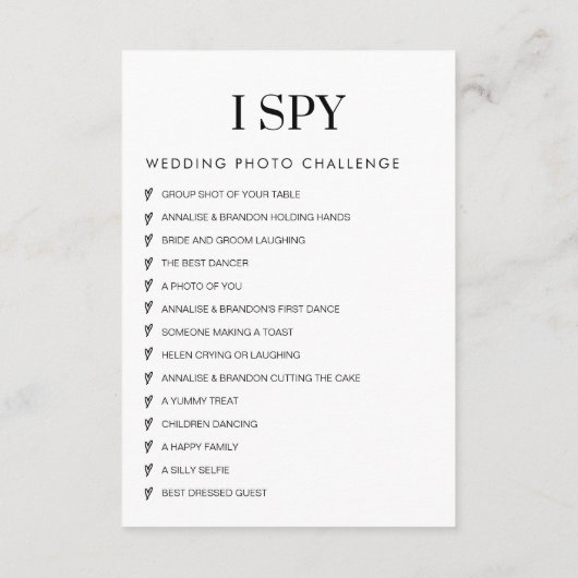 Moderne Hochzeitsstipps erfassen den QR-Code der L Begleitkarte (Rückseite)