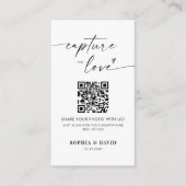 Moderne Hochzeitsstipps erfassen den QR-Code der L Begleitkarte (Vorderseite)