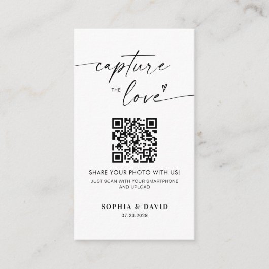 Moderne Hochzeitsstipps erfassen den QR-Code der L Begleitkarte (Vorderseite)