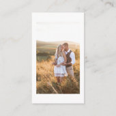 Moderne Hochzeitsstipps erfassen den QR-Code der L Begleitkarte (Rückseite)