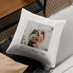 Moderne Hochzeitstag-Fotos eines Paares Kissen