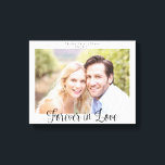 Moderne Hochzeittypografie für immer im Foto der L Leinwanddruck<br><div class="desc">Moderne Hochzeitstypografie für immer in Liebe Foto Canvas Print. Denken Sie daran, Ihre Hochzeit, Jahrestag, oder besonderen Tag für Jahre mit dieser Leinwand, die mit Ihrem Foto und unserer eleganten Typografie. Einfach mit Text, Schriftart und Farben anpassen. Erstellt von Zazzle pro Designer BK Thompson © exklusiv für Cedar und String;...</div>