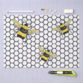 Moderne Hummeln, die über Bienenmuster fliegen Seidenpapier (Handwerk)