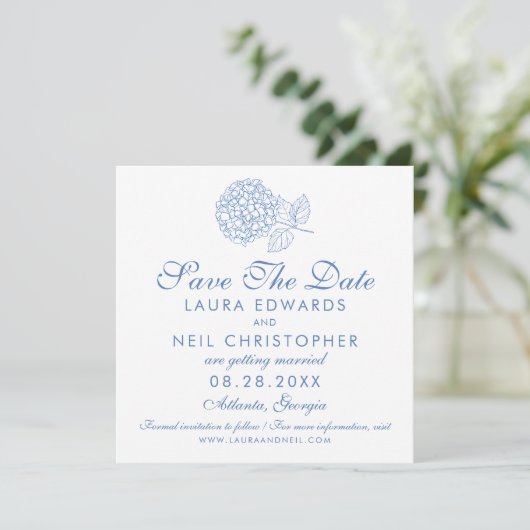 Moderne Hydrangea Dusty Blue Floral Wedding Save The Date (Stehend Vorderseite)