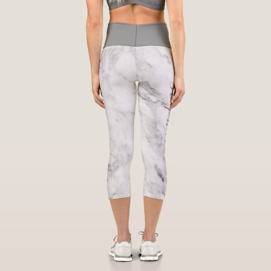 Moderne Imitate Muster mit Girly-Script-Namen Capri Leggings (Rückseite)