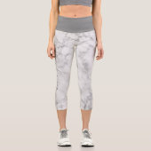 Moderne Imitate Muster mit Girly-Script-Namen Capri Leggings (Vorderseite)