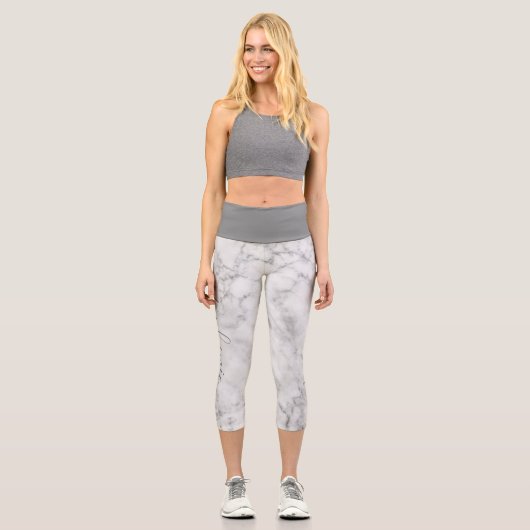 Moderne Imitate Muster mit Girly-Script-Namen Capri Leggings (Vorderseite)