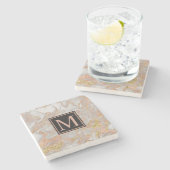 Moderne Imitate Rose Gold Marmor Swirl Monogramm Steinuntersetzer (Seitenansicht)