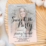 Moderne Imitate Silberblüte Glitzer Foto Sweet 16 Einladung<br><div class="desc">Moderne,  hübsche Imitat Silber Glitzer Dusche ombre mit pastellfarbenen rot Rosa Farbe Block Sweet 16 Geburtstagsfeier Einladung mit Ihrem individuellen Foto mit silberfarbenen ombre Muster verblassen auf einem rot rosa Hintergrund. Perfekt für eine Prinzessin 16 . Geburtstag,  perfekt für sie,  die modische,  die moderne Muster und Glanz Liebe</div>