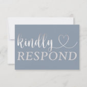 Moderne Imitate Silver & Dusty Blue Wedding RSVP Karte (Vorderseite)