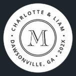 Moderne Individuelle Name Date Monogram Wedding Runder Aufkleber<br><div class="desc">Erhöhen Sie Ihre Hochzeitsarbeit und bedanken Sie sich bei den Karten mit diesem individuell anpassbaren Rundaufkleber. Das moderne,  minimalistische Design mit einem Monogramm der Initialen des Paares und dem Hochzeitsdatum verleiht eine Touch zeitloser Eleganz.</div>