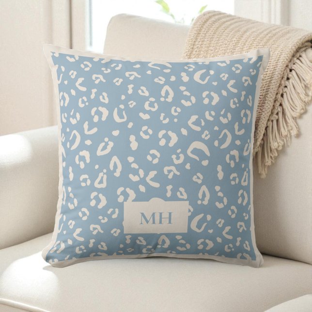 Moderne Initialen Blaues Leopardenmuster Monogramm Kissen (Modern Initials Blue Leopard Spots Print Monogram Throw Pillow)