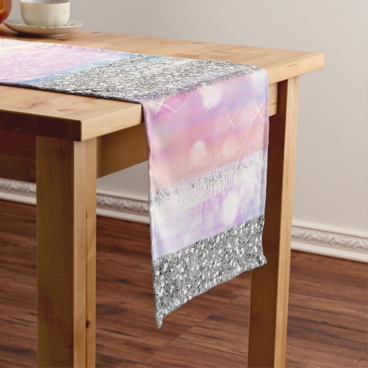 Moderne Iridescent & Silver Glitzer Strikes Strike Mittelgroßer Tischläufer (Beispiel)