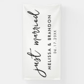 Moderne Just Married Elegante Script Hochzeit Banner (Vertikal)