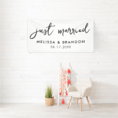 Moderne Just Married Elegante Script Hochzeit Banner (Insitu)