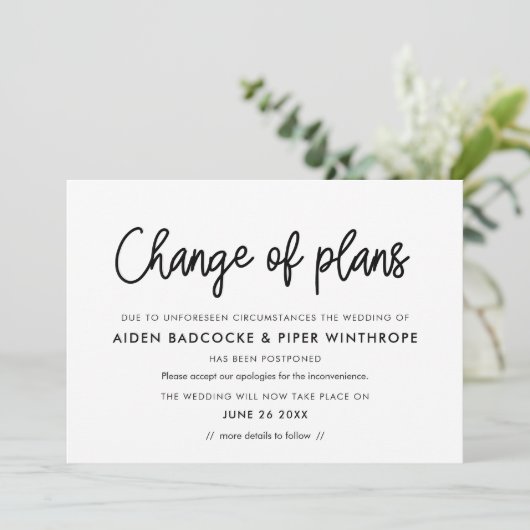 Moderne Kalligrafie-Änderung der Pläne Hochzeitsak Einladung (Stehend Vorderseite)