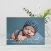 Moderne Kalligrafie Baby Boy Foto Collage Geburt Ankündigung (Stehend Vorderseite)