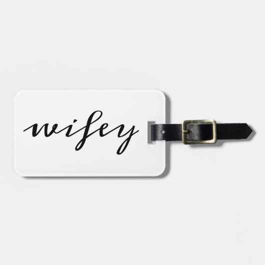 Moderne Kalligrafie Black Wifey Script Gepäckanhänger (Vorderseite horizontal)